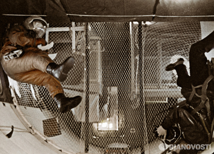 Оператор снимает тренировку космонавта в условиях невесомости