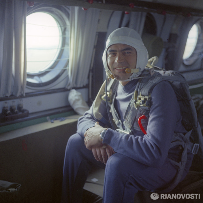 Летчик-космонавт СССР, Герой Советского Союза полковник Андриян Григорьевич Николаев готовится к тренировочному прыжку