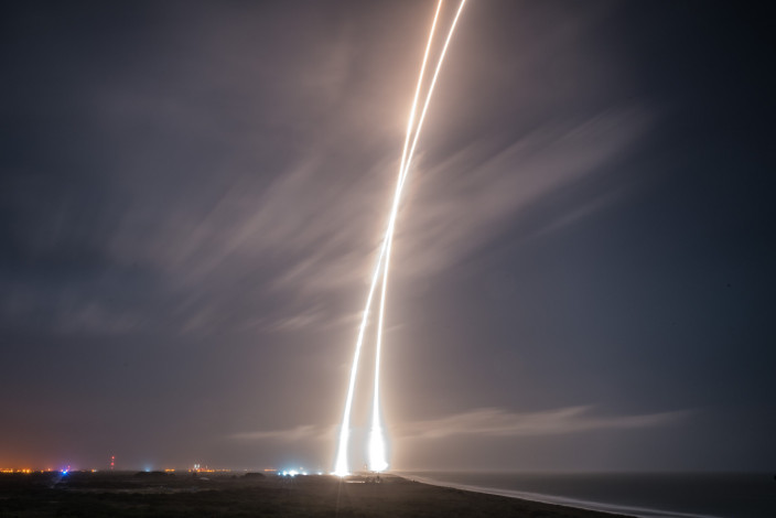 Две фантастические фотографии и одно видео посадки ракеты Falcon 9